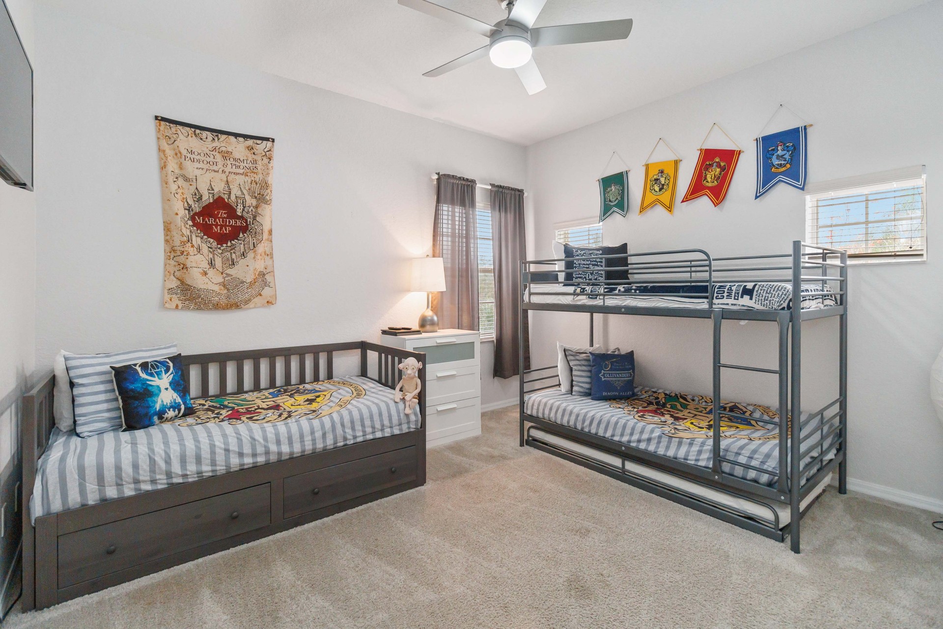 Harry Potter themed kids' bedroom with bunk beds